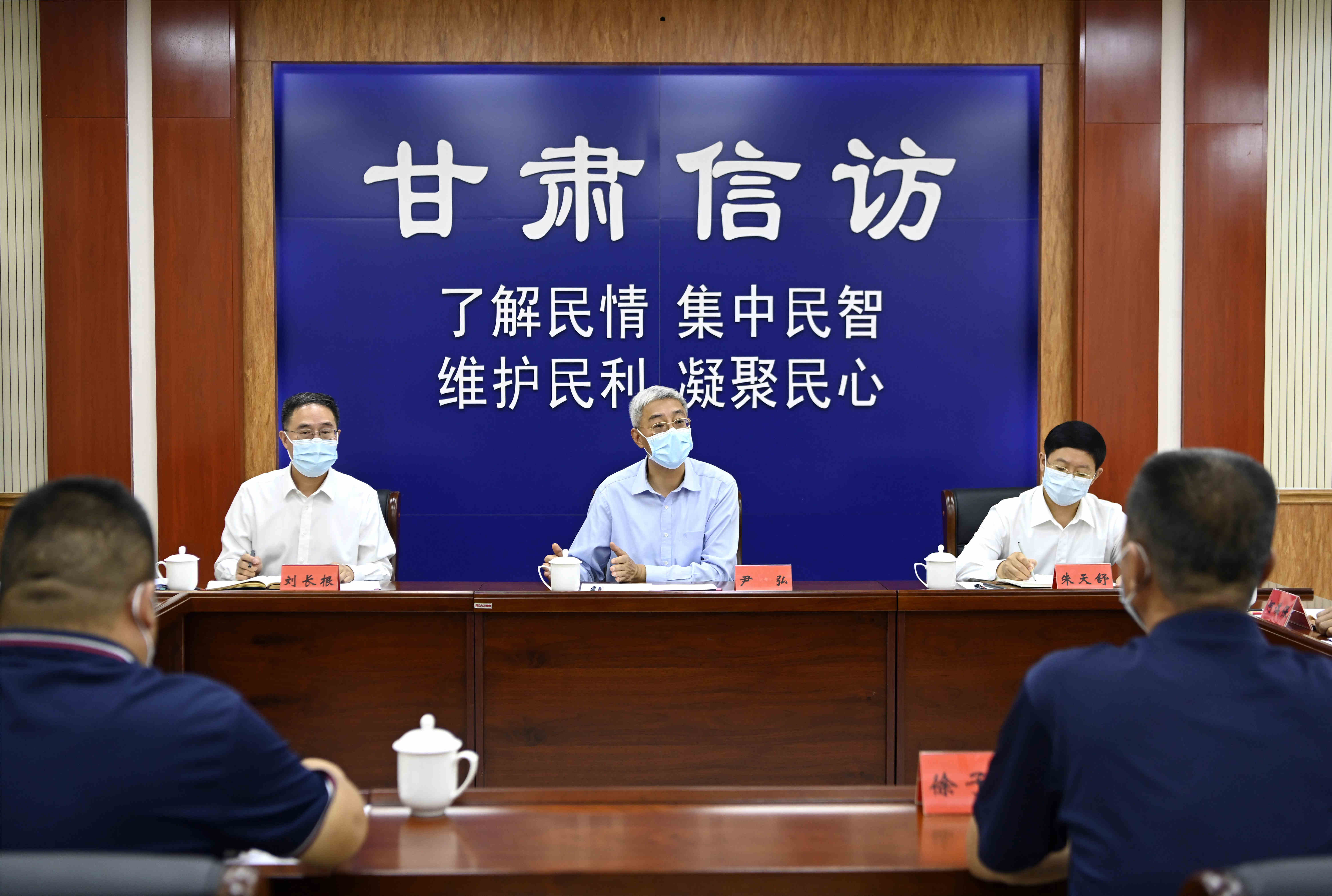 尹弘在接待来访群众并现场办公时强调始终把群众利益放在第一位　主动化解矛盾兑现为民承诺